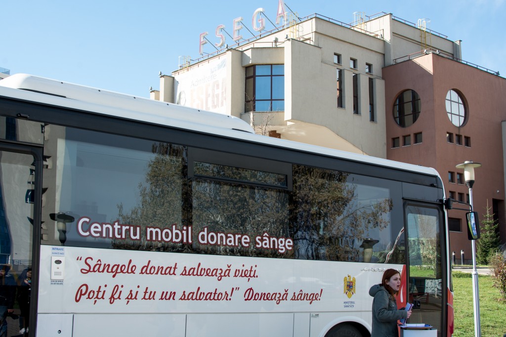 Miercuri, 1 aprilie 2015, centrul mobil de donare de sânge a staționat în campusul FSEGA.