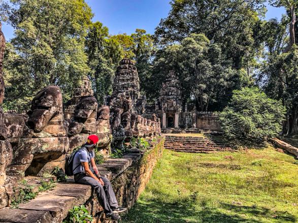 Péter Grezer într-o vizită în Cambodgia, la Angkor Wat.