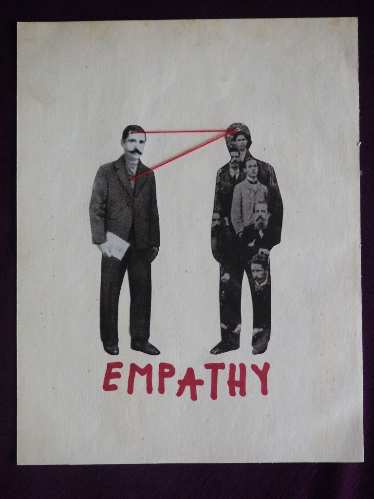 Colaj cu două personaje cu scris „empathy”